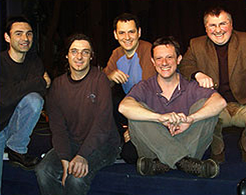 Bruno entouré de Camille Saféris, Daniel Jean et ses musiciens